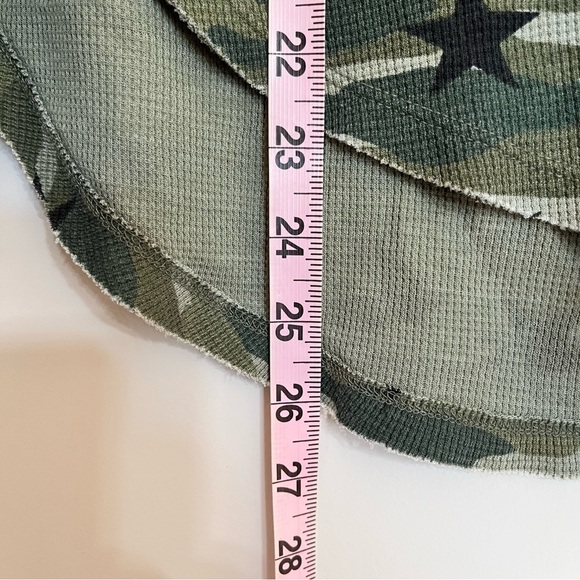 Womens Lucky Brand Scoop Neck Top Shirt Green Camo Thermal Waffle Raw Edge Small - Picture 6 of 7
